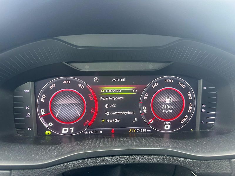 Škoda Karoq (2019) 1.6TDi, 85KW, SPORTLINE - fotka 28 z 30