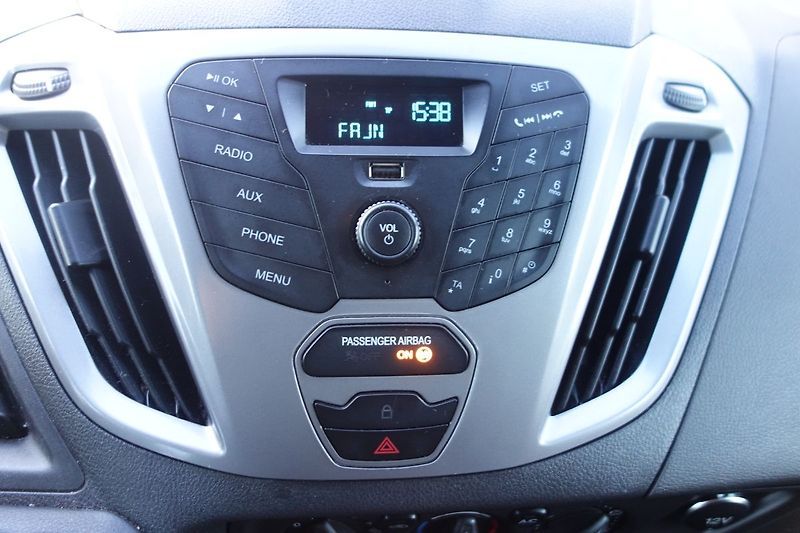 Ford Tourneo Custom 2,2TDCi 8 MÍST TOURNEO - fotka 26 z 33