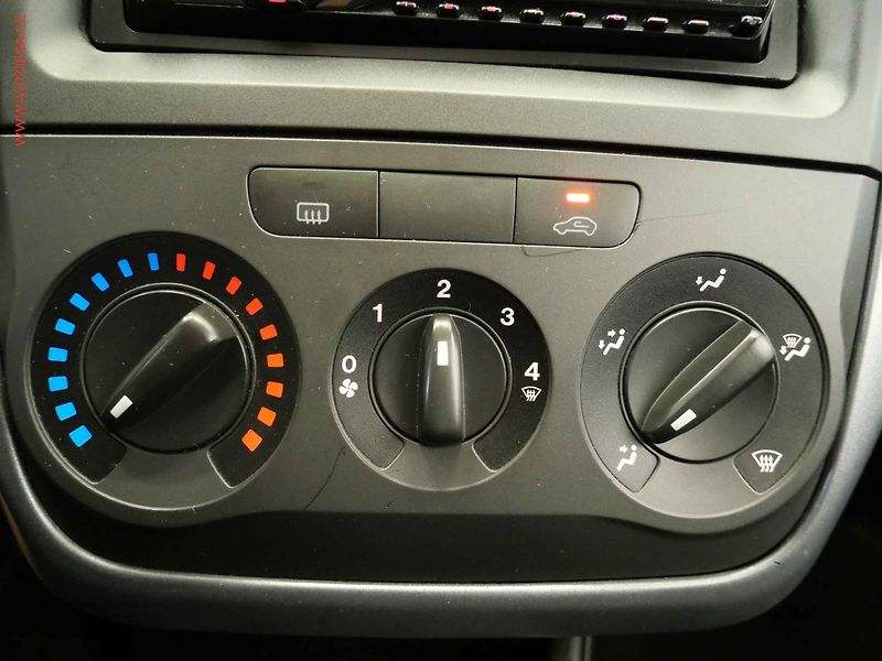 Fiat Punto (2009) 1.4i - fotka 16 z 18