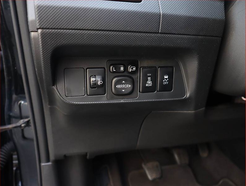 Toyota Auris (2012) 1.4 D-4D, Navi, Vyhř. sedaček - fotka 16 z 17