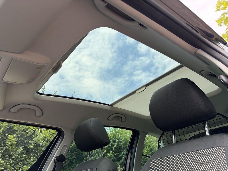 Škoda Roomster 1.6 Scout Plus Edition - fotka 32 z 32