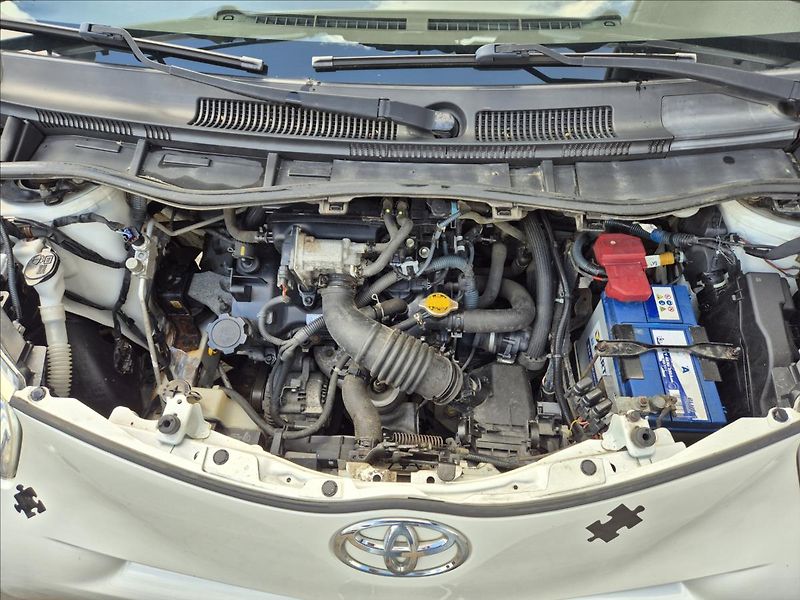 Toyota iQ 1,0 i 50Kw Klima Webasto ALU - fotka 25 z 26