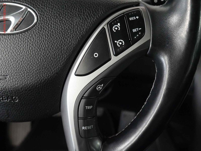 Hyundai i30 (2013) 1.6i, ČR, AC, výhřev sed - fotka 13 z 18