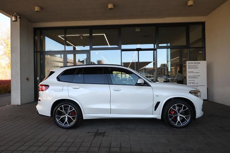 BMW X5 xDrive40i - fotka 7 z 33