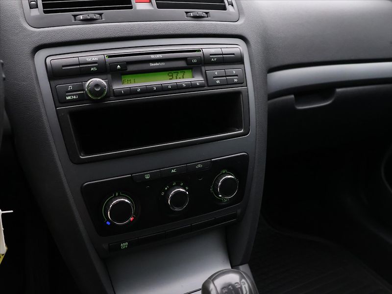 Škoda Octavia 1,6 i 75kW CZ 1.Maj Klima Tour - fotka 16 z 25