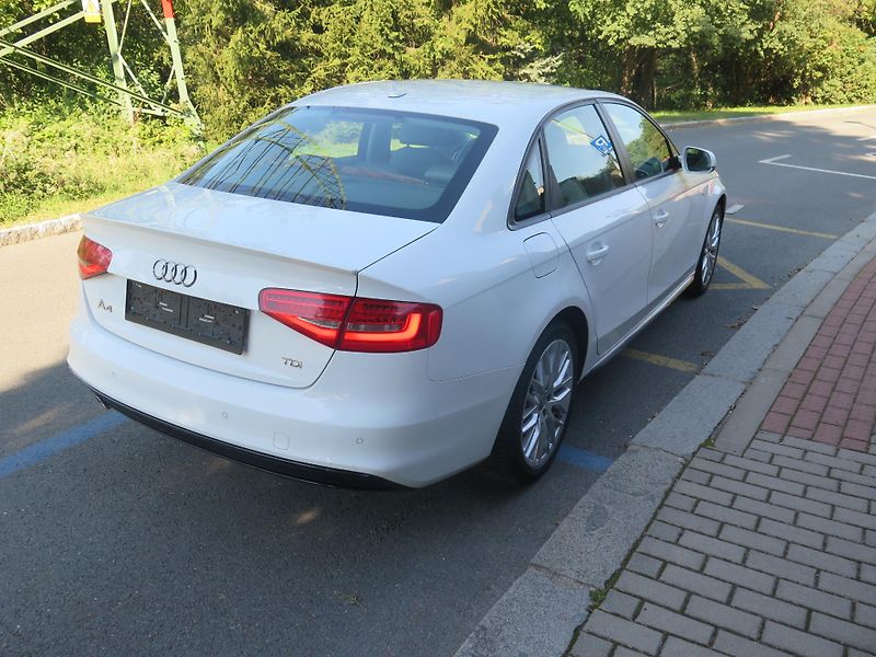 Audi A4 A4 2,0 TDI FULL S-LINE - fotka 5 z 23