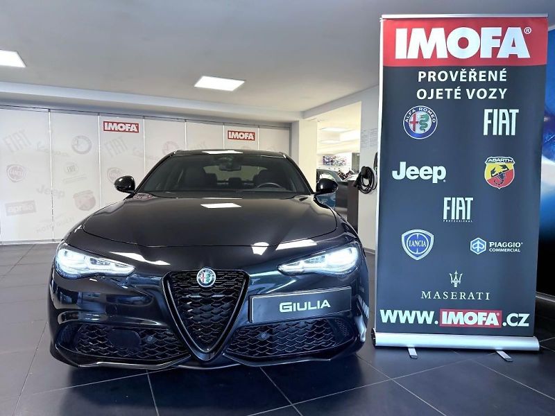 Alfa Romeo Giulia (2025) 2.2 JTD 210k AT8 ZF Q4 4x4 Int - fotka 2 z 26
