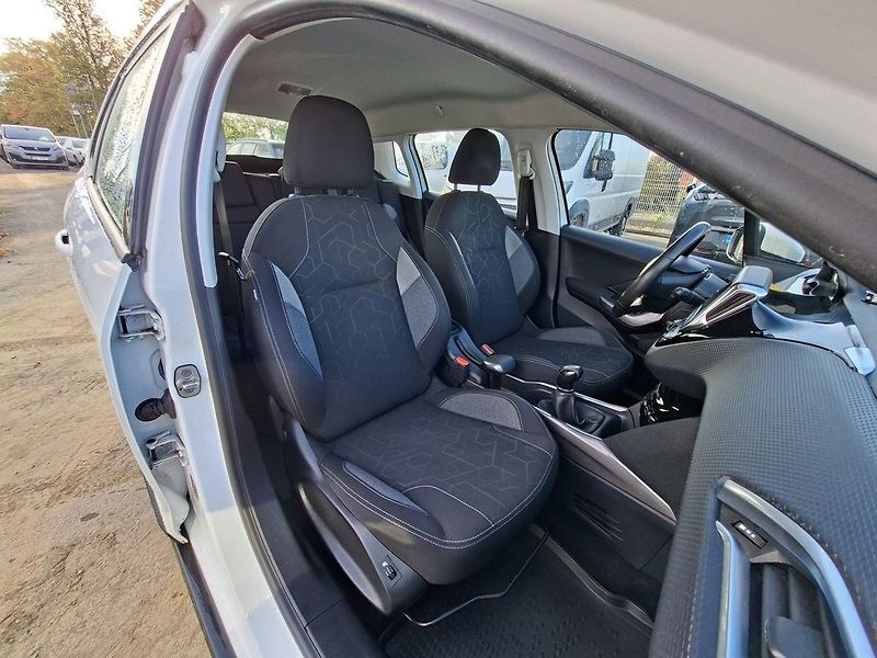 Peugeot 2008 1,2 PT 110k M5 2.MAJ - fotka 15 z 23