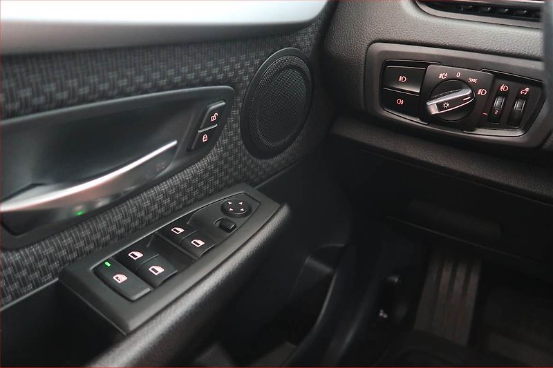 BMW Řada 2 (2016) 218i Active Tourer, Automat - fotka 17 z 18