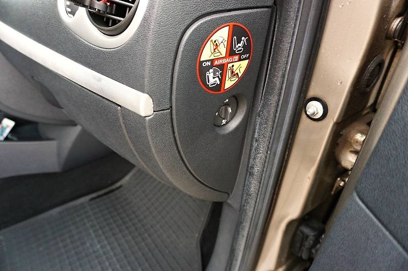 Renault Clio (2009) 1,2 16V 55 kW - fotka 15 z 33