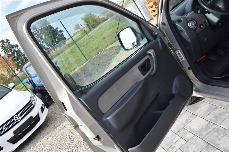 Citroën Berlingo 1,6 16V 80KW NOVÉ SVÍČKY - fotka 16 z 34
