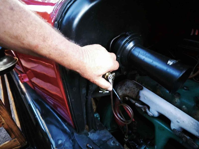 Nastartovat auto našich předků není žádná legrace.