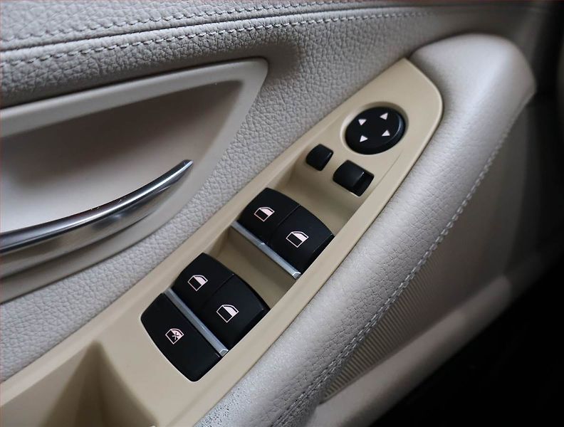 BMW Řada 5 (2012) 530d xDrive, 4X4, Automat - fotka 16 z 22
