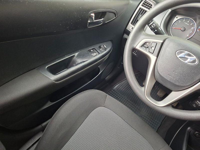Hyundai i20 (2012) 1.2i 63kW -KLIMATIZACE-S.KNIHA - fotka 12 z 29
