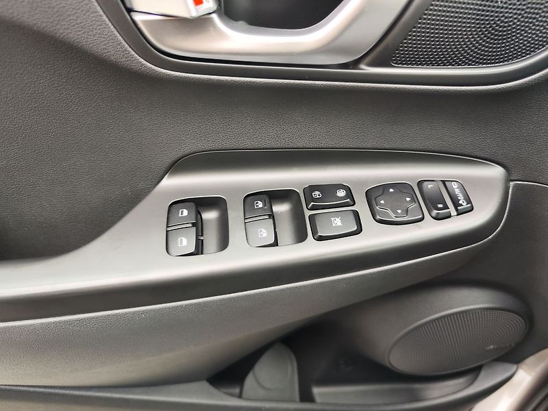 Hyundai Kona EV/64kWh Czech Edition AT - fotka 32 z 35