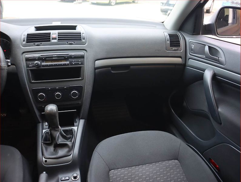 Škoda Octavia (2011) 1.6 TDI, Vyhř. sedaček - fotka 8 z 15