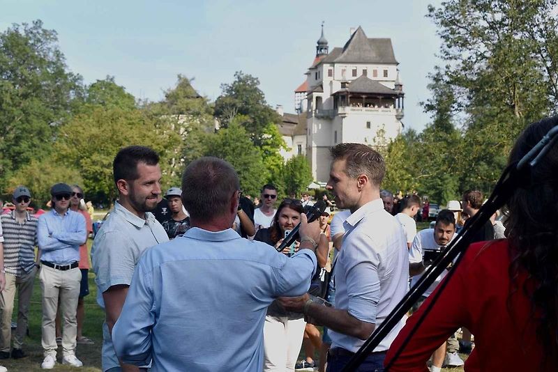 Na zámku Blatná se konala v sobotu 31. srpna 2024 přehlídka výjimečných vozidel Concorso Castle Blatna 2024.