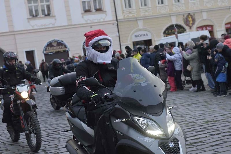 Štědrodenní motorkářská vyjížďka se srazem na Karlově náměstí v Kolíně.
