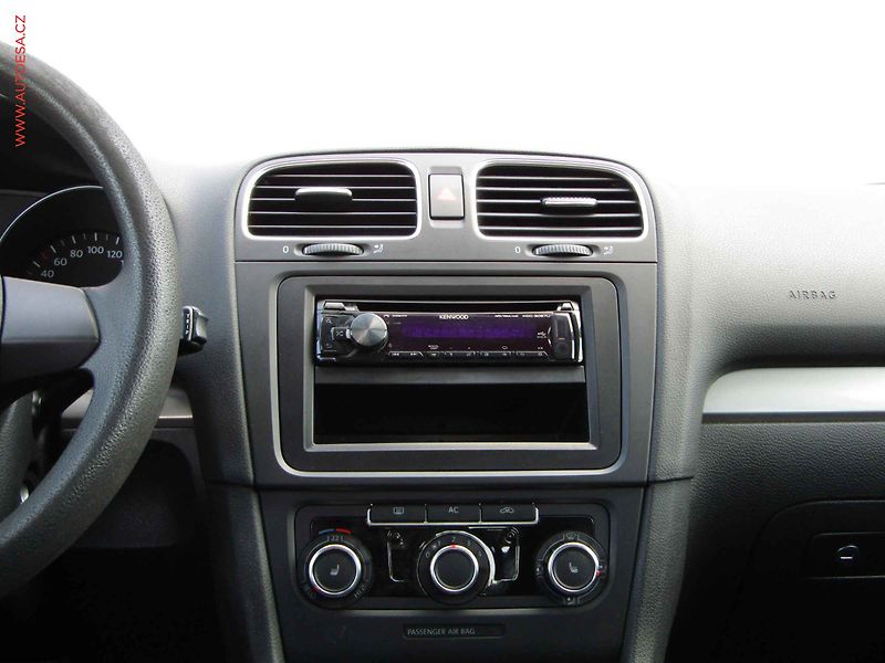 Volkswagen Golf (2009) 1.4 MPI, AC, výhřev sed - fotka 9 z 15
