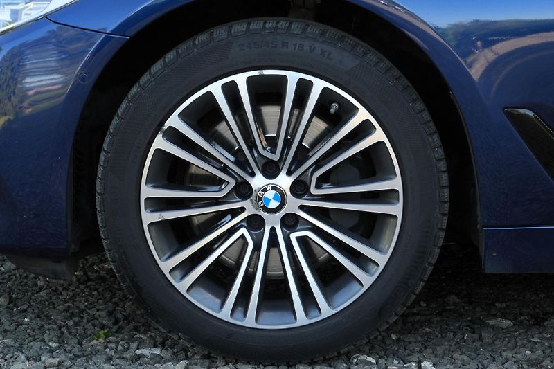 BMW Řada 5 530d xDrive, Kamera, ČR, Hi-Fi - fotka 4 z 40
