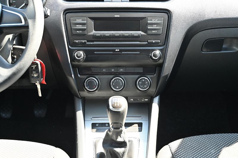 Škoda Octavia 1.6TDI 77KW Ambition rezervace - fotka 14 z 49