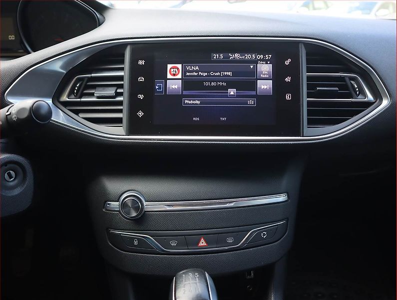 Peugeot 308 (2017) 1.2 PureTech, Serv.kniha, Navi - fotka 12 z 18