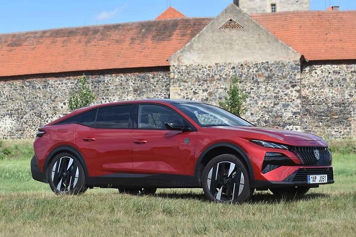 Peugeot 408 je praktický rodinný i reprezentativní podnikatelský vůz.