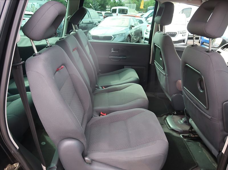 Volkswagen Sharan 1,9 TDi,96kW,7míst,aut.klima - fotka 17 z 24
