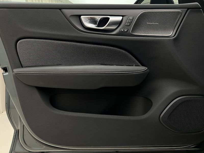 Volvo V60 T6 AWD DARK PLUS 1. maj. - fotka 48 z 49