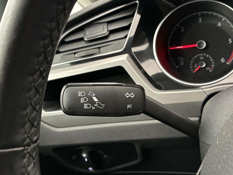 Volkswagen Touran 2,0 TDI DSG Panorama 1.Maj. - fotka 18 z 32