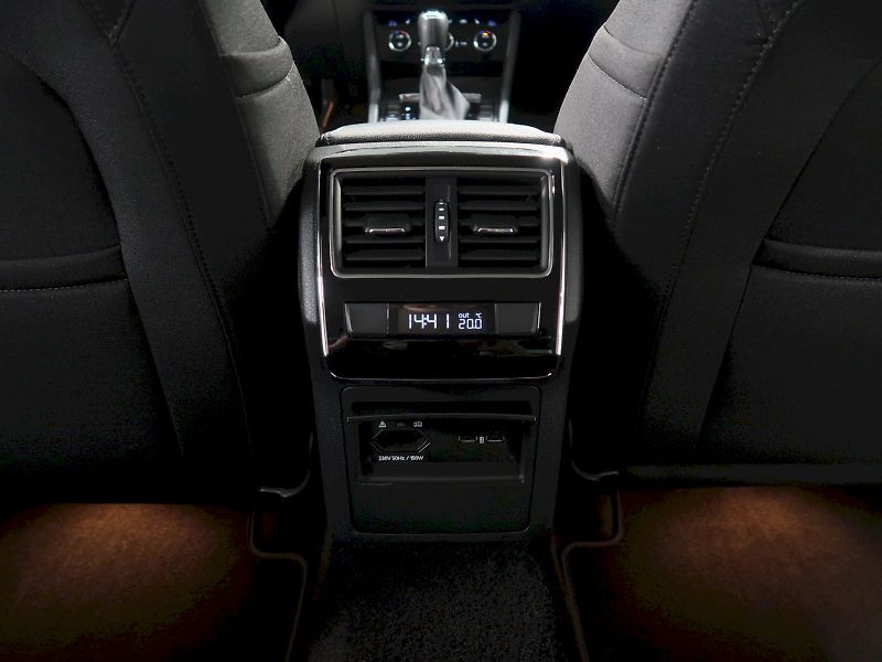 Škoda Superb (2019) STYLE 2.0TDI 140KW DSG 4x4 MAT - fotka 30 z 34
