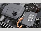 Na rozdíl od hybridů používá Ampera spalovací motor jen jako pohon pro generátor. Sílu na kola vždy posílá jen elektromotor. Baterie se dají dobíjet ze zásuvky, energii lze získat i rekuperací při brzdění.