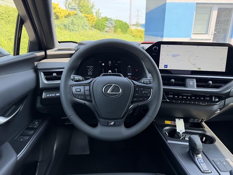 Lexus UX 300h F SPORT automat. navigace - fotka 13 z 25