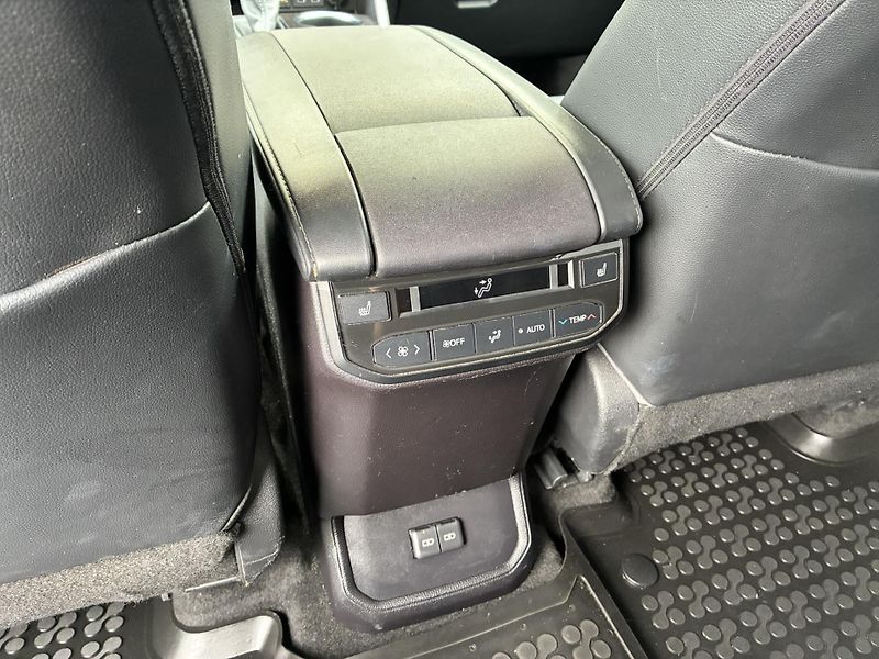 Toyota Highlander 2.5 HSD e-CVT AWD Executive Sk - fotka 24 z 27