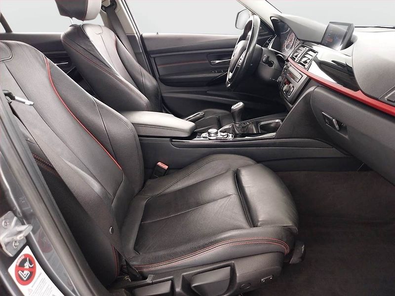 BMW Řada 3 (2013) Edition Sport 320 i - fotka 9 z 24
