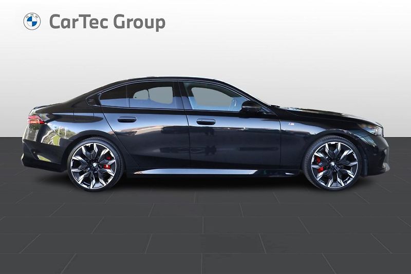 BMW Řada 5 520d xDrive - fotka 4 z 32