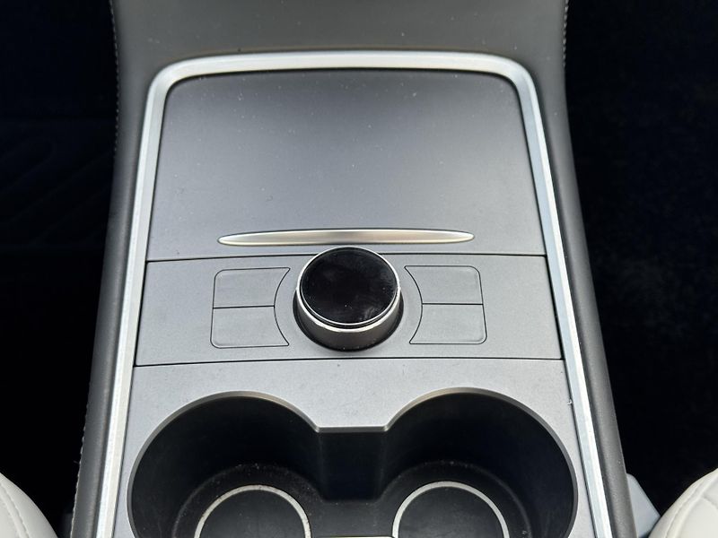 Tesla Model Y LR AWD Tažné EAP Boost Bílý in - fotka 12 z 27