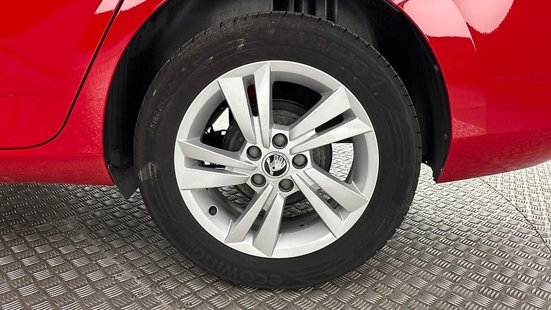 Škoda Fabia 1.0 TSI Ambition Combi - fotka 19 z 23