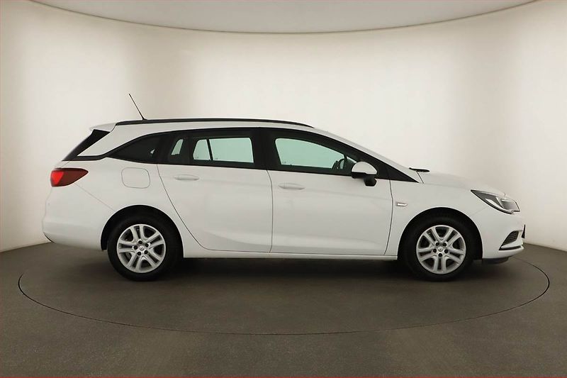 Opel Astra (2019) 1.4 T, Tempomat, Park. senzory - fotka 6 z 12