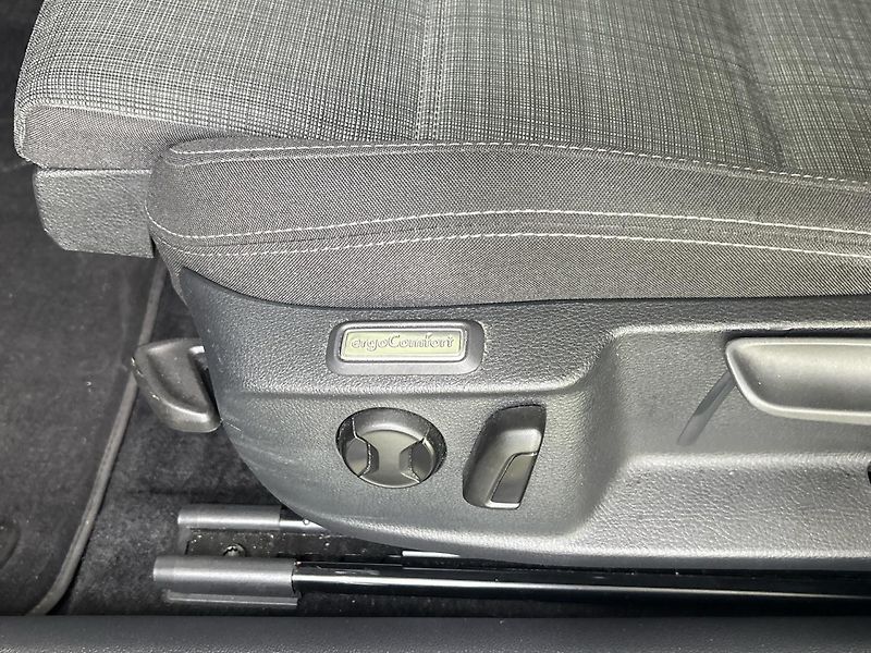 Volkswagen Passat Business DSG - fotka 28 z 31