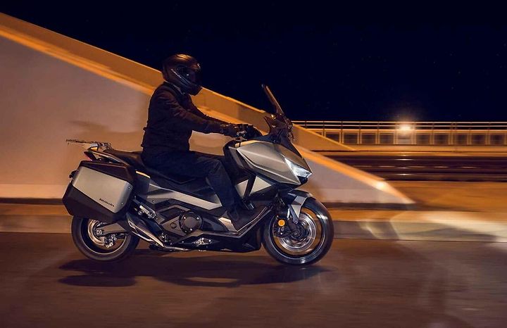 Maxiskútr má sílu jako velká motorka, boduje ovšem i pohodlím a praktičností.