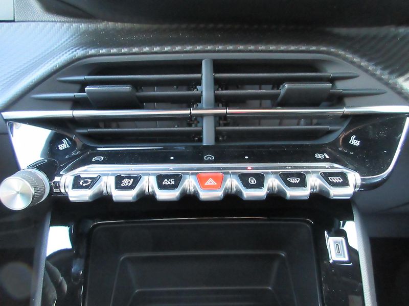 Peugeot 2008 STYLE PureTech 100 S&S MAN6 - fotka 29 z 36