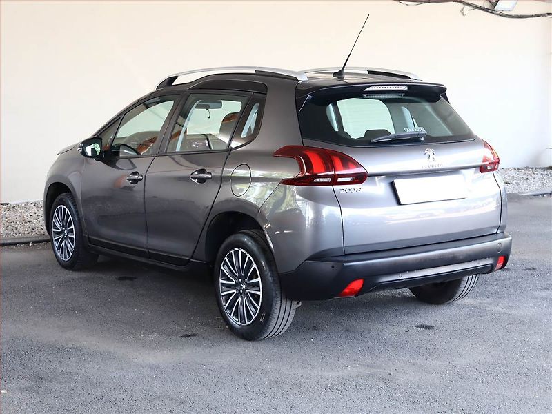 Peugeot 2008 (2017) 1.2 PureTech, Automat, Navi - fotka 4 z 14