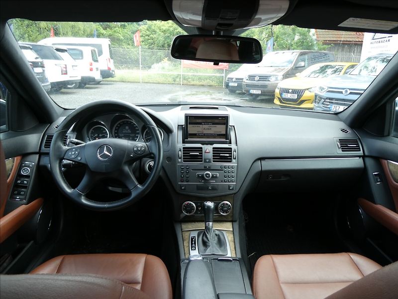 Mercedes-Benz Třídy C 3,0 350D V6 170kW 2x kola, AUT - fotka 18 z 29