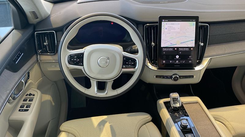 Volvo XC90 (2025) ULTRA BRIGHT, T8 AWD, 228+107 - fotka 9 z 15