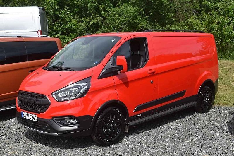 Ford Transit Trail v plné jízdě na nezpevněné komunikaci