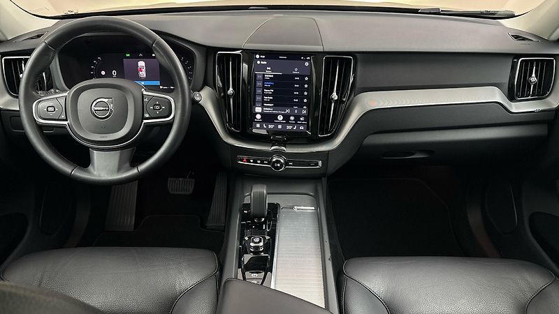 Volvo XC60 2.0 B4 AUT AWD Essential - fotka 8 z 27