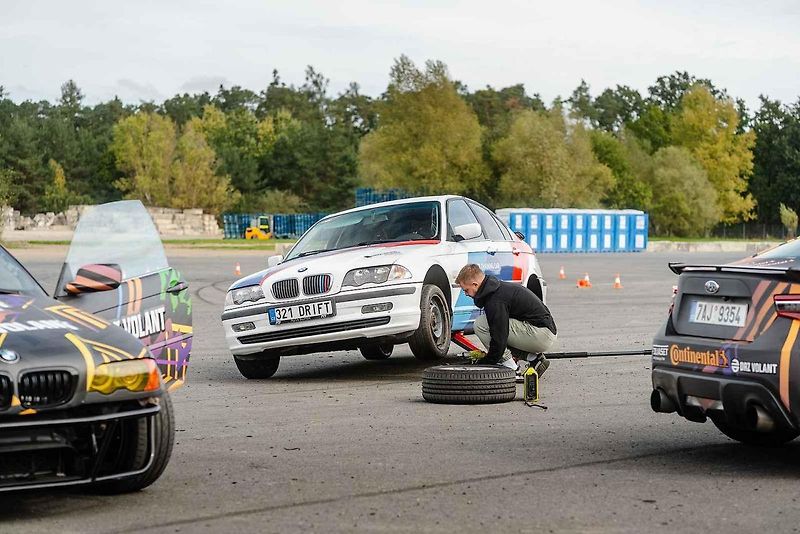 Ideální auta na blbnutí na uzavřených tratích? BMW a Subaru