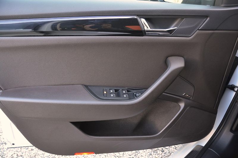 Škoda Superb (2016) 2.0 TDi 140kW 4x4 L&K / 1.MAJ. - fotka 26 z 47