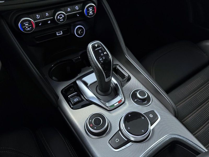 Alfa Romeo Giulia (2025) 2.2 JTD 210k AT8 ZF Q4 4x4 Int - fotka 18 z 26